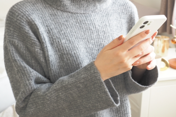 スマホを操作する女性
