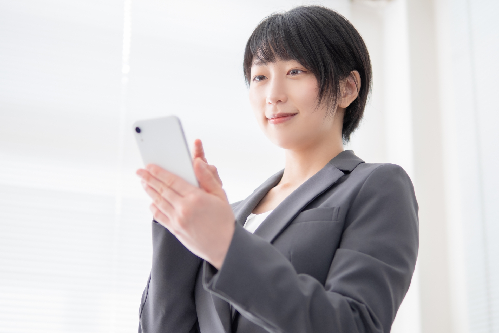 スマホを操作している女性