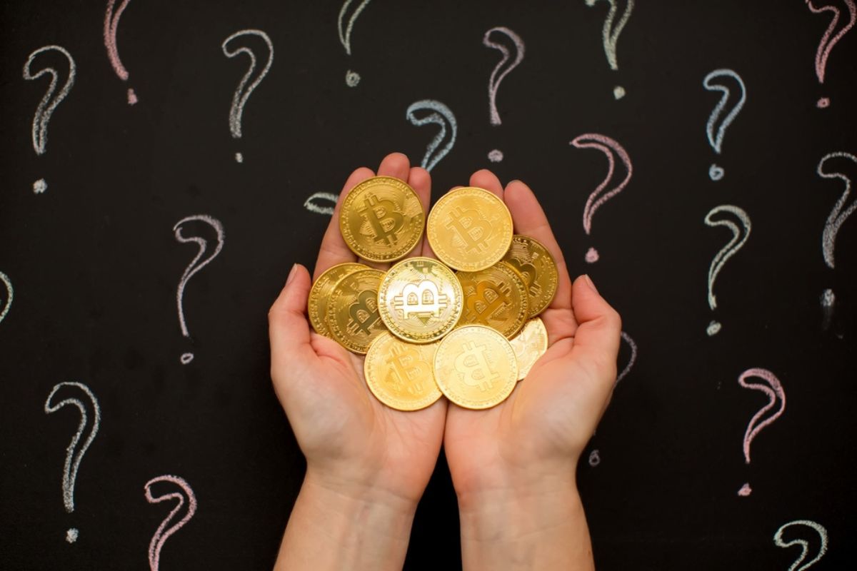 はてなマークと両手にあるビットコイン