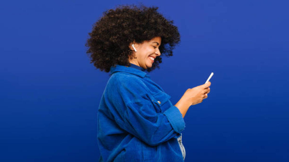 スマホ操作している女性