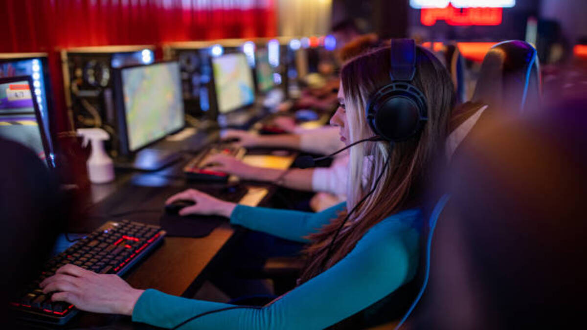 pcでゲームしている女性