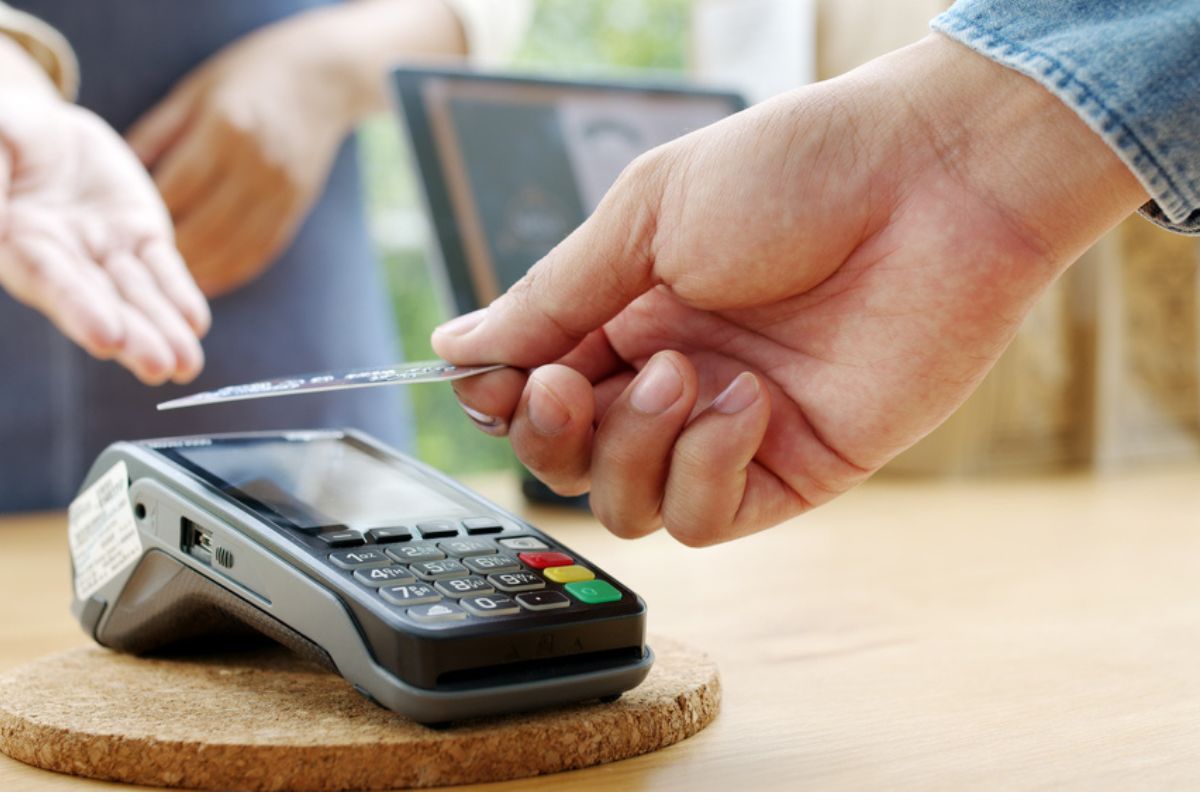 カード決済している人