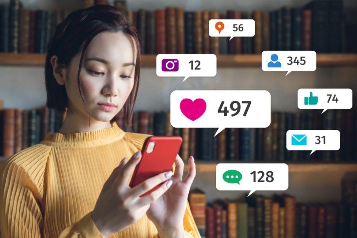 スマホを見ている女性