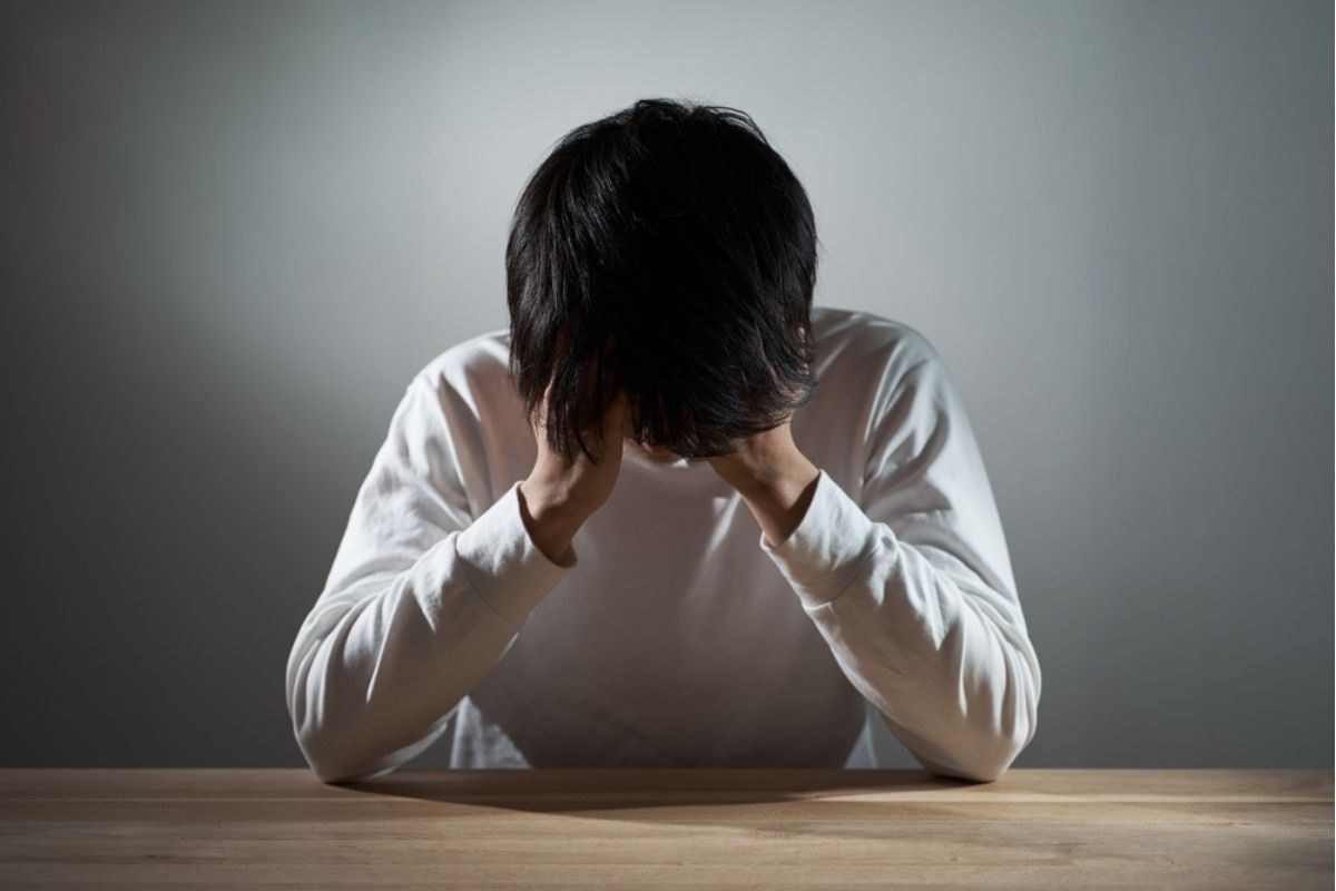 落ち込んでいる男性