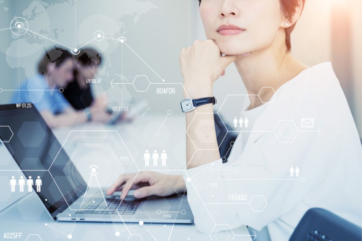 pcで作業している女性