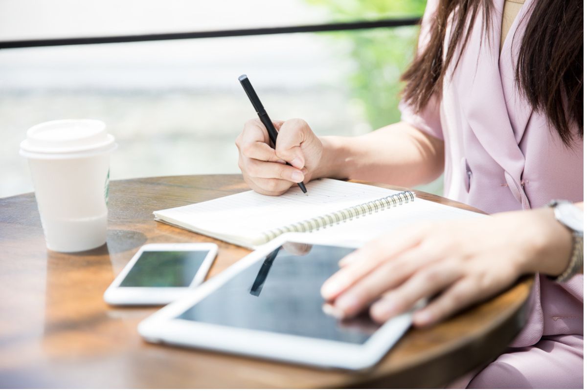 手帳に書いている女性