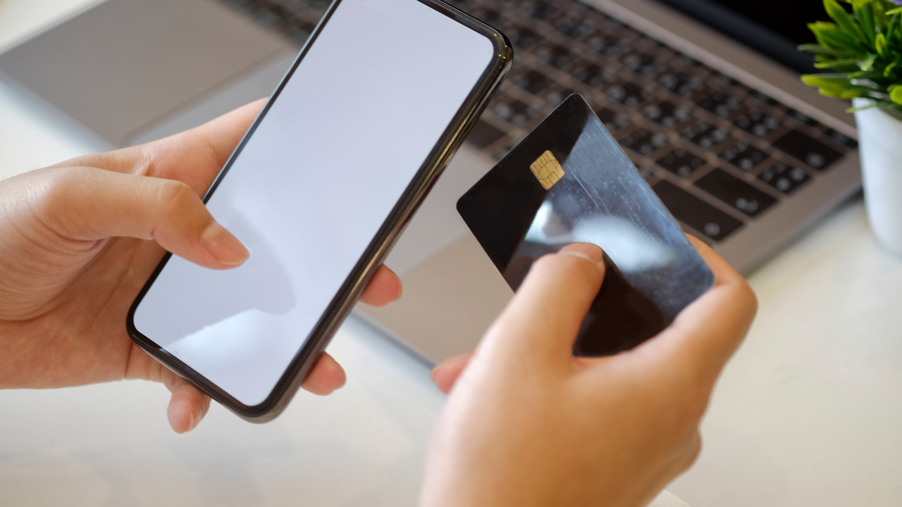 スマホとクレジットカードを持っている人